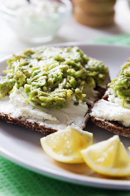 Avocadosandwiches met kwark en citroen