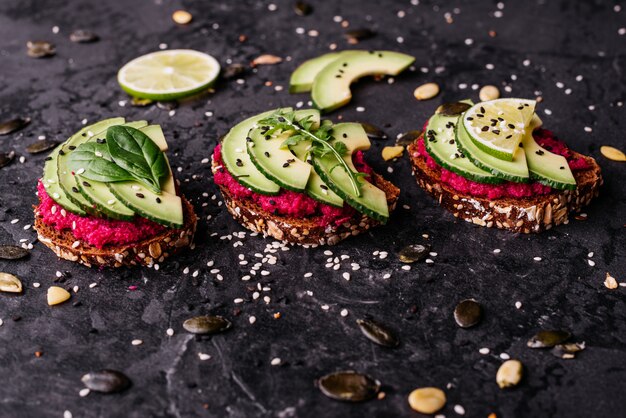 Avocadosandwiches met zaden, sesam en limoen