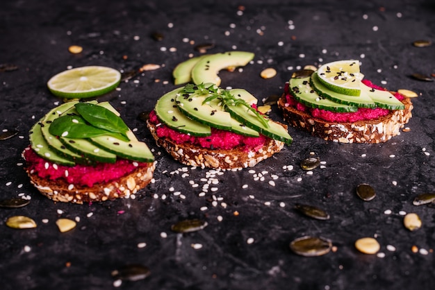 Avocadosandwiches met zaden, sesam en limoen