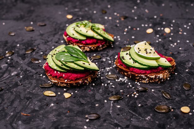 Avocadosandwiches met zaden, sesam en limoen