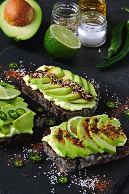 Avocadotoosts op een steenraad.