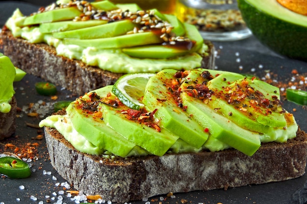 Avocadotoosts op een steenraad.