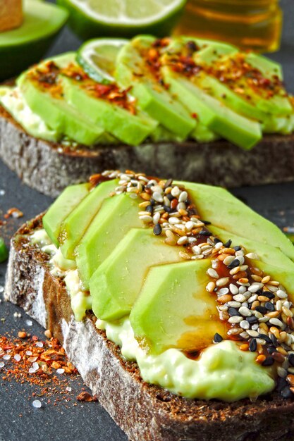 Avocadotoosts op een steenraad.