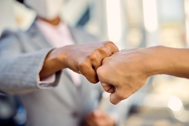 Foto evitare le strette di mano durante l'epidemia di coronavirus