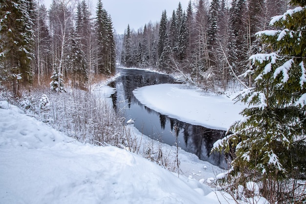 Avond boslandschap in de buurt van Ruskeala Mountain Park Tohmajoki rivier in de winter