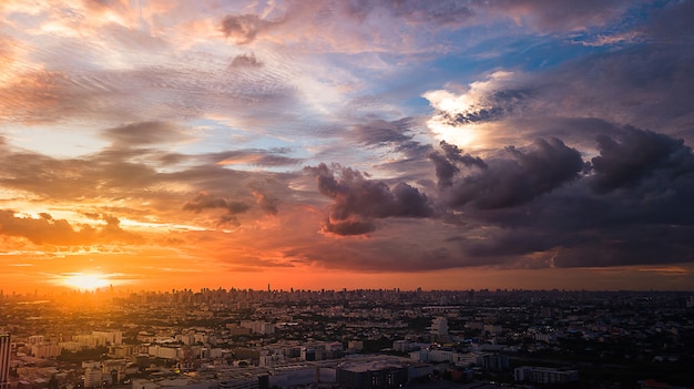 Avond cloudscape in stad, kleurrijke zonsondergang