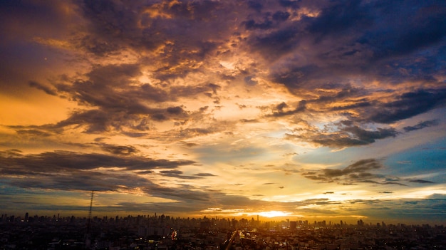 Avond cloudscape in stad, kleurrijke zonsondergang