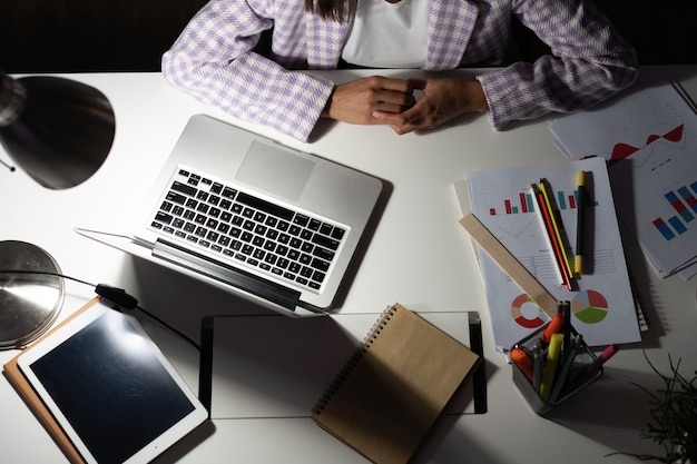 Avond in kantoor aan huis kamer. Comfortabele werkplek met laptop op bureau thuis.