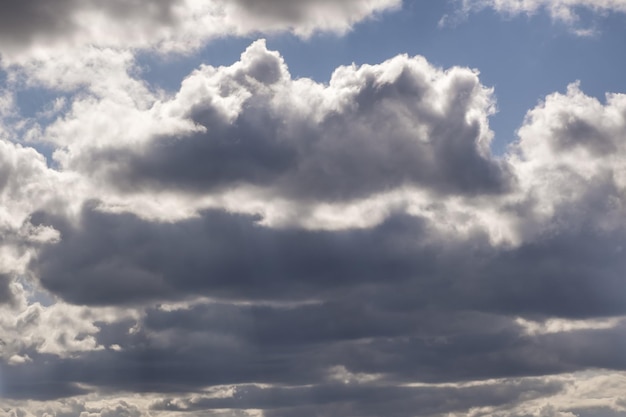 Avond met geweldige zwarte wolken voor storm