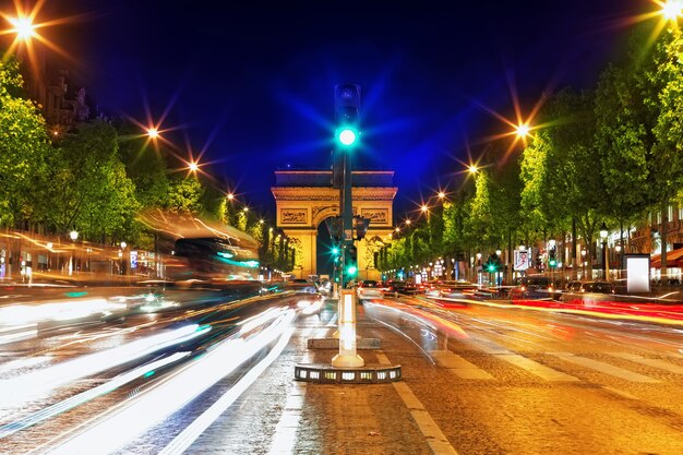 Avond op Champs-Elysees voor Arc de Triomphe.Paris. Frankrijk.