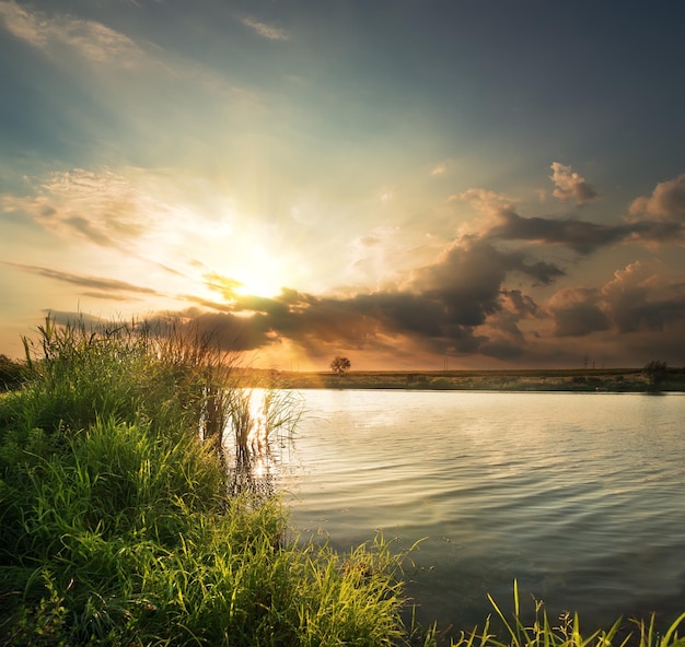 Avond op een rivier aan het einde van de zomer