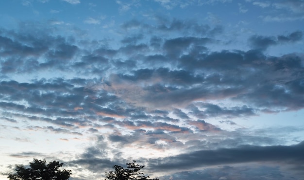 Avond schemering hemel met wolken