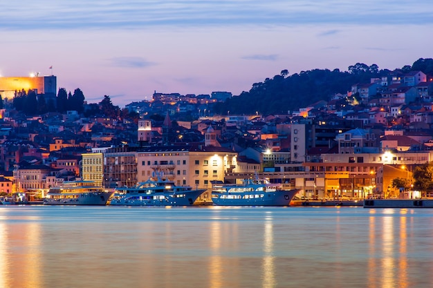 Avond Sibenik stad in Kroatië nacht stadslichten reflectie stadsgezicht