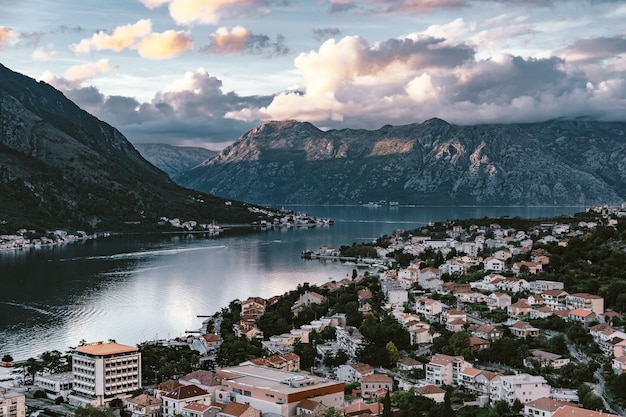 Avond uitzicht op de oude stad van de baai van kotor vanaf de berg lovcen