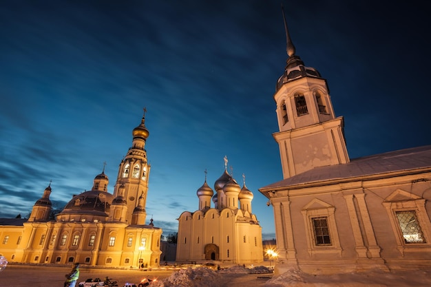 Avond uitzicht op het Kremlin van Vologda op een winteravond.