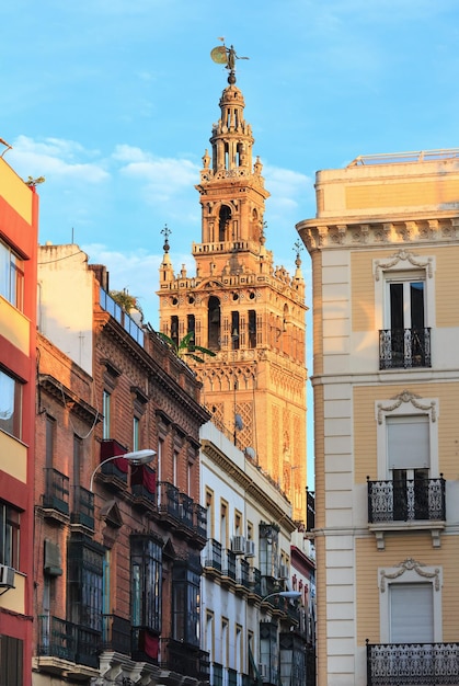 Avond uitzicht op straat Sevilla en Giralda klokkentoren Spanje Gebouwd in 11841198