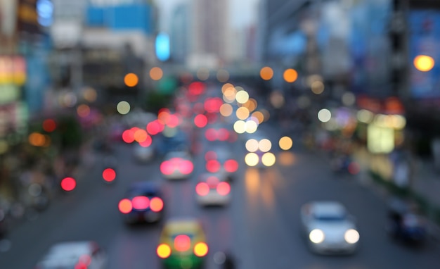 Avond verkeer. de stad licht op. bewegingsonscherpte.