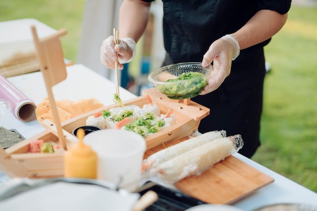 Avond zomer bruiloft cocktailmaaltijd buiten