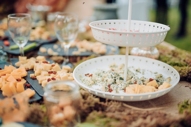 Avond zomer bruiloft cocktailmaaltijd buiten