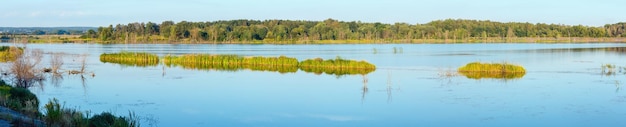 Avond zomer meer landschap