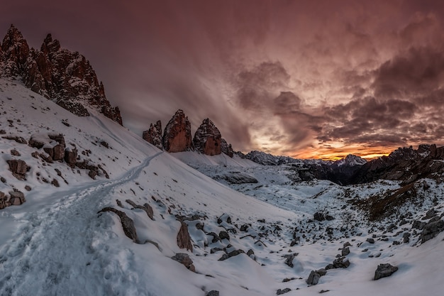 Avondlandschap met silhouet van de berg Tre Cime