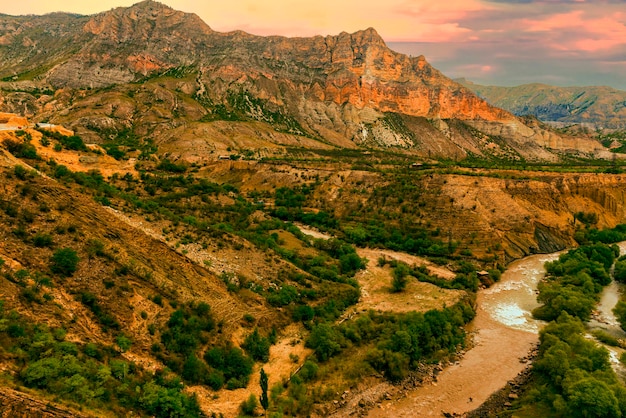 Avondlandschap van de bergen van de Noord-Kaukasus in Dagestan