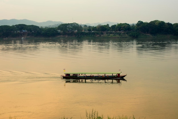 Avondlandschap van de Mekong rivier in het district Chiang Khan