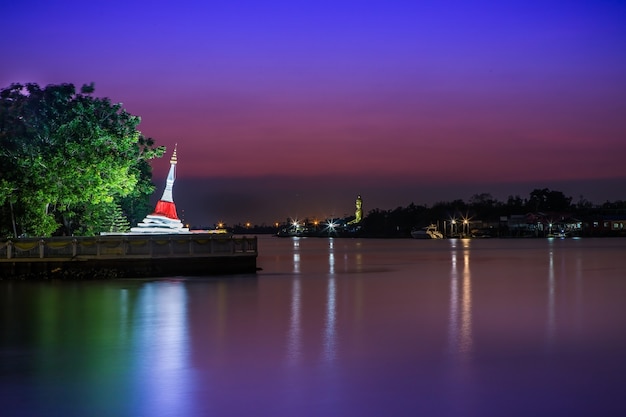 Avondlicht hellende pagode door de Chao Phraya-rivier Wat Phramaiyikawat.