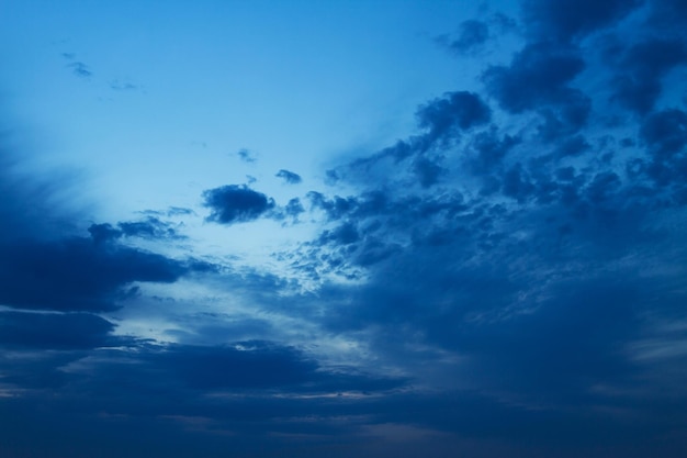 Avondlucht. Een blauwe nachtelijke hemel met wolken.