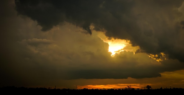 Avondlucht en verbazingwekkende rode wolken