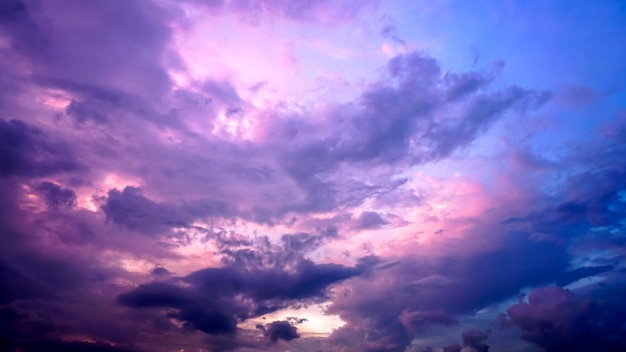 Avondlucht en verbazingwekkende rode wolken