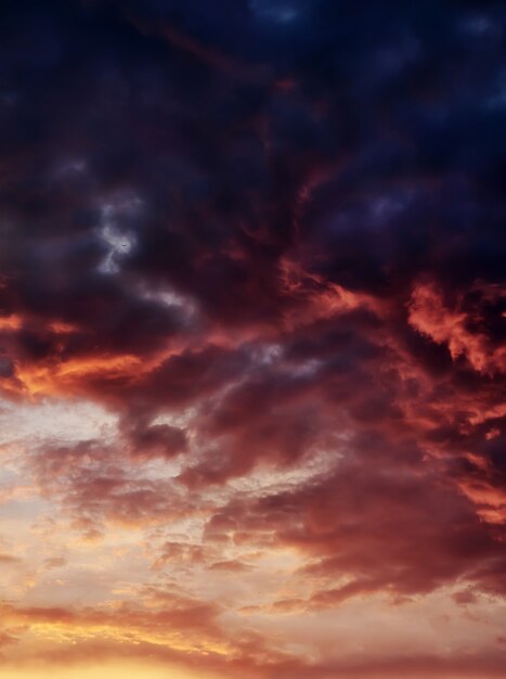 Avondlucht met donkere wolken verlicht met zonpanorama.