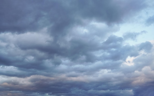 Avondlucht met donkere zware wolken - alsof er een storm op komst is