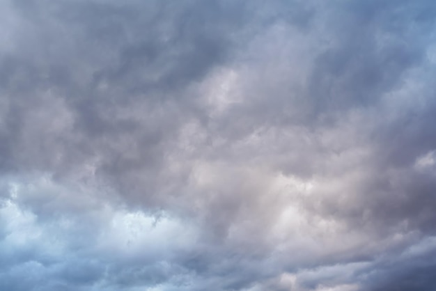 Avondlucht met donkere zware wolken - alsof er een storm op komst is