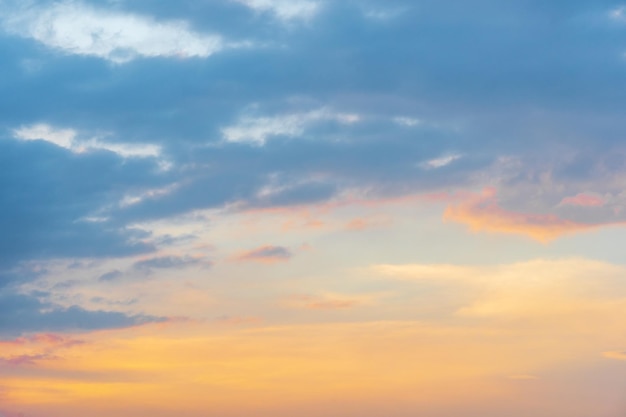 avondlucht met kleurrijke wolken in de zonsondergang