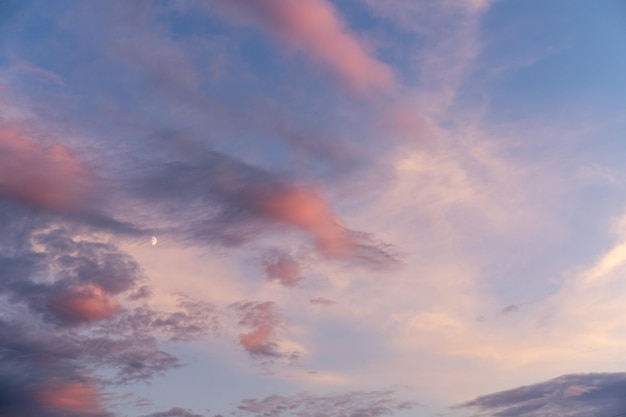 Avondlucht met wolken ongelooflijk kleurrijke zonsondergang en majestueus zonlicht op een achtergrond van twilight paars roze en donkerblauw Roze en gouden wolk achtergrond van de hemel met wolken bij zonsondergang