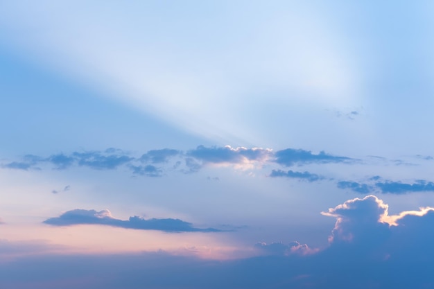 Avondlucht met wolken verbazingwekkend kleurrijke zonsondergang en majestueus zonlicht op een achtergrond van twilight paars roze