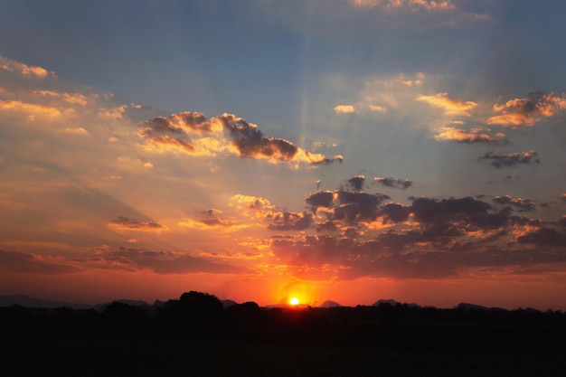 avondlucht met zonsondergang met prachtig licht