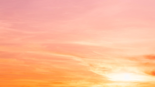 Avondlucht met zonsondergang romantisch kleurrijk zonlicht met fel oranje gele en roze achtergrond