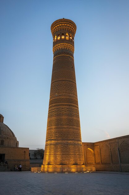 Foto avondmening van beroemde minaret kalyan in bukhara met mooie lichten