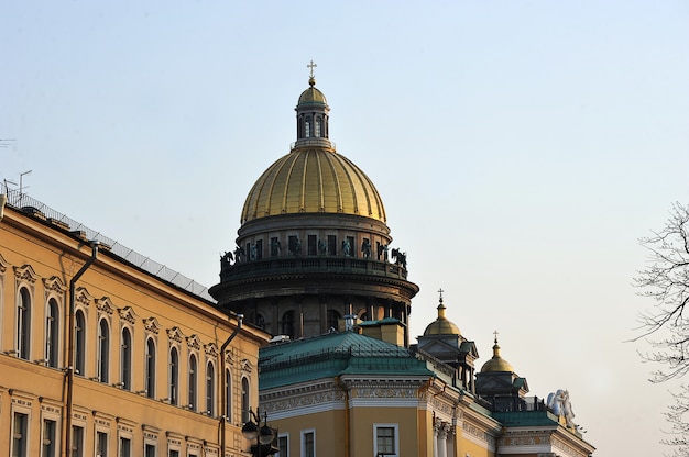 Avondmening van de koepel van St. Isaac Kathedraal in St. Petersburg