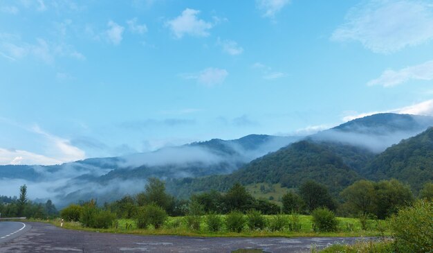 Avondmist over helling van de zomerberg (Karpaten, Lviv Oblast, Oekraïne).