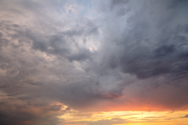 Avondrood bedekt met oranje gezwollen wolken in de avond.