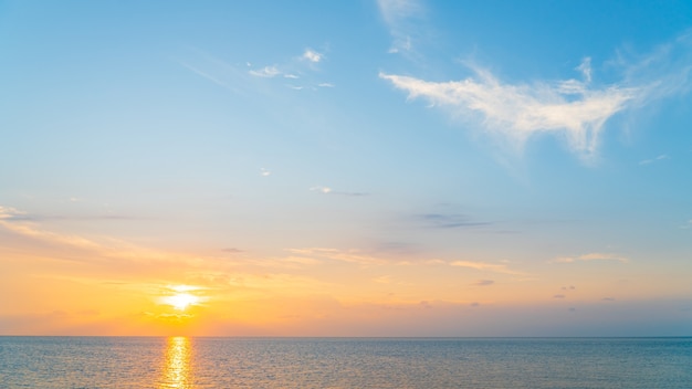 Avondrood boven zee in de avond met kleurrijk zonlicht