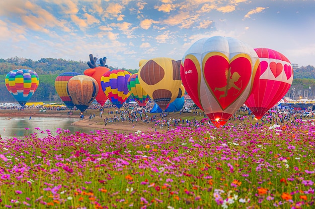 Avondsfeer van het 5e Internationale Ballonfestival in de provincie Chiang Rai, Thailand