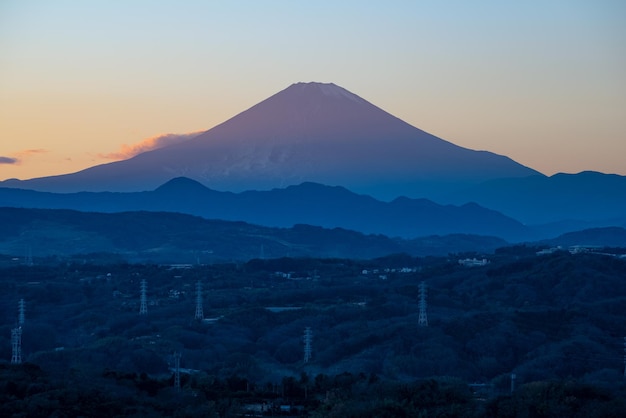 Avondzicht op de berg Fuji vanuit Shonandaira, Kanagawa, in Japan