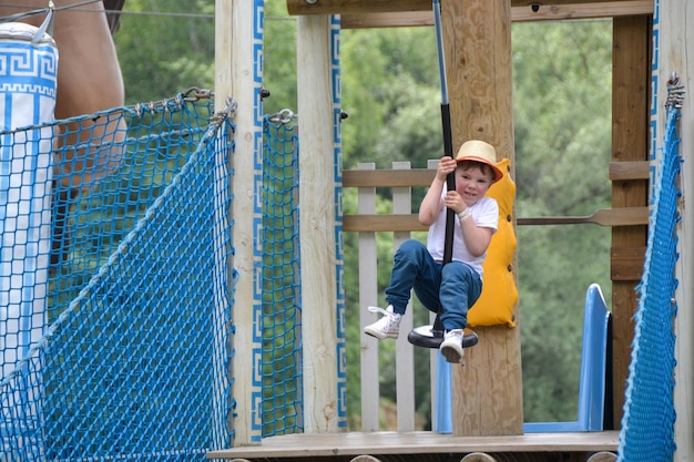 Avontuur beklimmen hoog draad park mensen op koers in berghelm en veiligheidsuitrusting hoog