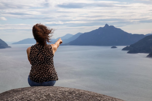 Avontuurlijk meisje Wandelen op een berg tijdens een levendige zomerdag