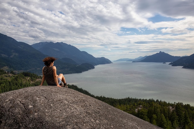 Avontuurlijk meisje Wandelen op een berg tijdens een levendige zomerdag