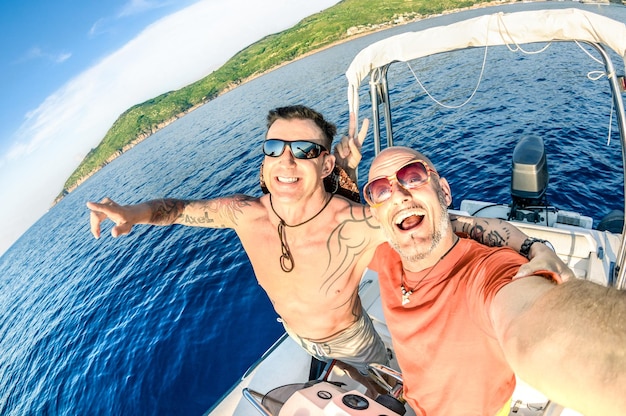 Avontuurlijke beste vrienden nemen selfie op giglio island op luxe speedboot